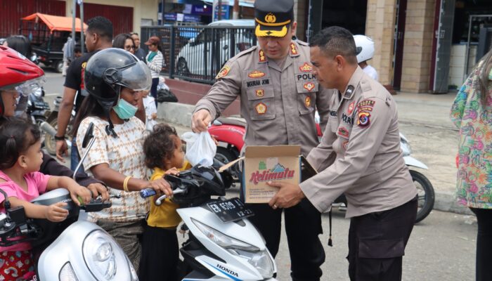 Berbagi Kasih, Kapolres Ende Bersama Ketua Bhayangkari Bagi Nasi Bungkus Kepada Warga