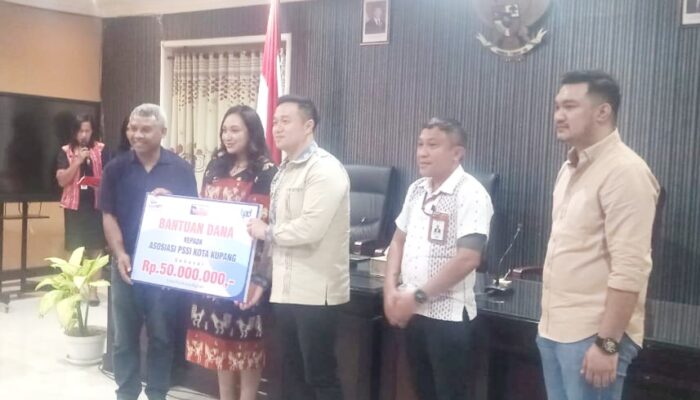 Dukung Minat dan Bakat Kaum Muda, Walikota dan Wakil Walikota Kupang Serahkan Bantuan Ke Team Persekota Kupang