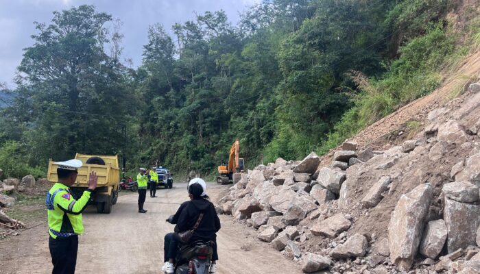 Polres Ende Polda NTT dan Instansi Terkait Sigap Tangani Longsor di Wolowaru