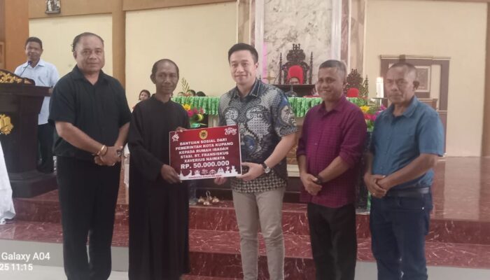 Peduli Terhadap Umat Beragama, Wali Kota Kupang Serahkan Bantuan ke Gareja Stasi Fransiskus Xaverius Naimata