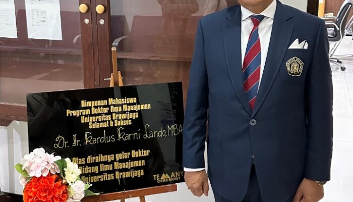 Raih Gelar Doktor, Karolus Karni Lando : Ilmu bukan hanya untuk gelar, tetapi untuk memberi dampak kepada masyarakat