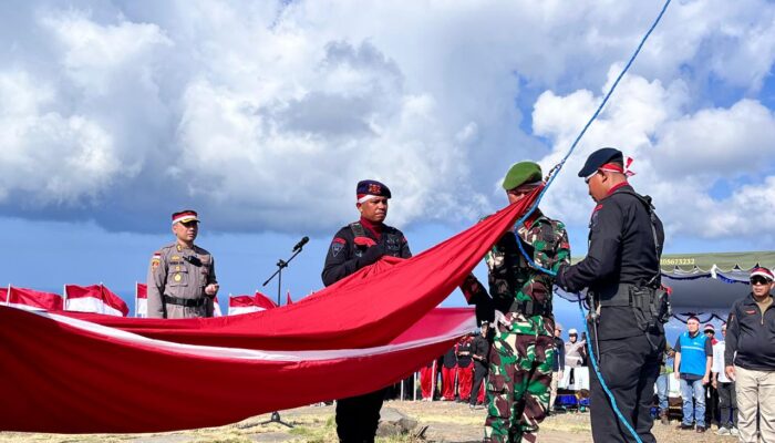 Jelang HUT RI Ke 80, Polres Ende Kibarkan Merah Putih di Puncak Bukit Kezimara