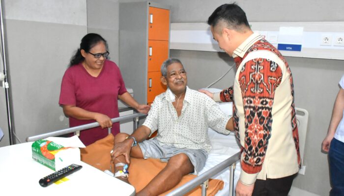 Serahkan Bantuan Pribadi Kursi Roda Untuk Pasien Stroke, Wali Kota : Muda Mudahan Bantuan ini Bermanfaat