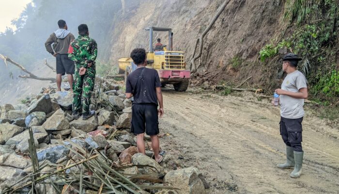 Demi Kelancaran Arus Transportasi, Petugas dari TNI, Polri dan Instansi Terkait Lakukan Pembersihan dan Pengalihan Arus
