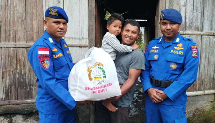 Peduli Kasih Polri Salurkan Bantuan untuk Korban Banjir Bandang dan Tanah Longsor di Mauponggo