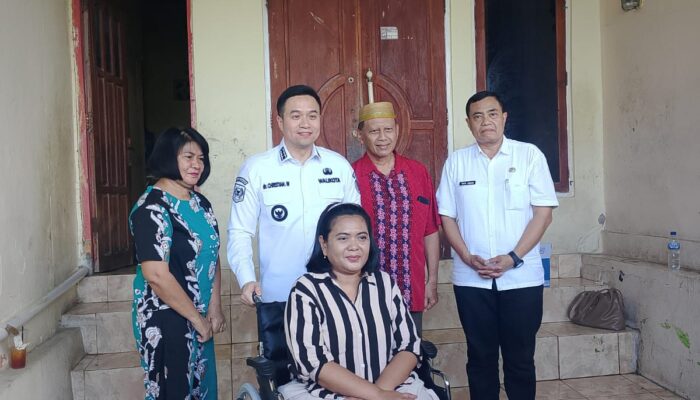 Peduli Kasih, Wali Kota Kupang dr. Christian Widodo Bantu Kursi Roda Bagi Penyandang Distabilitas
