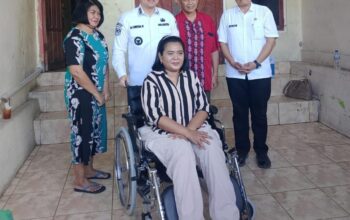 Peduli kasih Penyandang Distabilita, Wali Kota Kupang dr. Christian Widodo, Memberi Bantuan  Kursi Roda