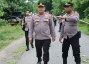 Tinjau Lokasi Jalan Putus di Wewaria Kapolres Ende : Keselamatan Masyarakat Jadi Prioritas Utama