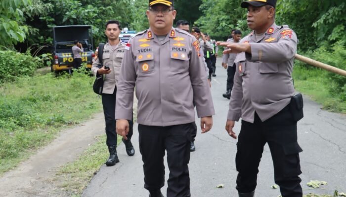 Tinjau Lokasi Jalan Putus di Wewaria Kapolres Ende : Keselamatan Masyarakat Jadi Prioritas Utama