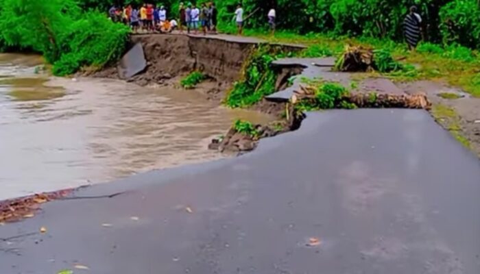 Jalur Jalan Penghubung Tiga Kabupaten di Utara Pulau Flores Putus Total