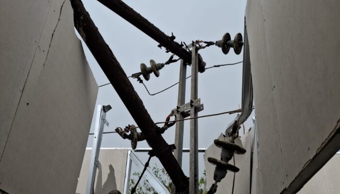 Diduga Tiang Listrik Kropos dan Menghantam Bangunan MBG, Pihak PLN Ende di Minta Ganti Rugi