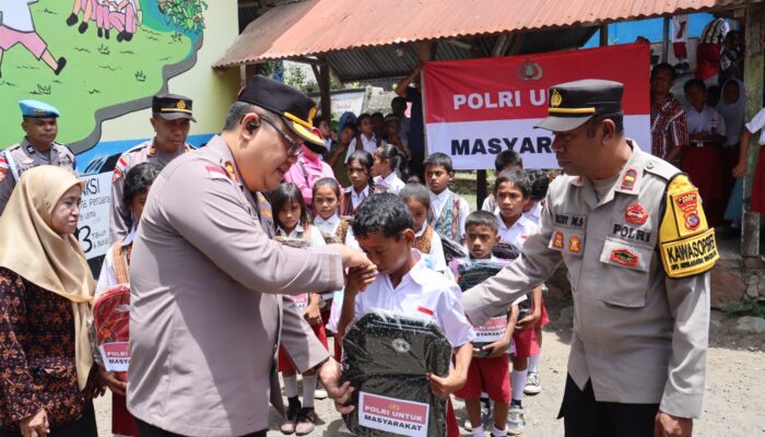 Peduli Pendidikan, Kapolres Ende Bagikan Tas dan Alat Tulis Sekolah