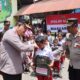 Peduli Pendidikan, Kapolres Ende Bagikan Tas dan Alat Tulis Sekolah