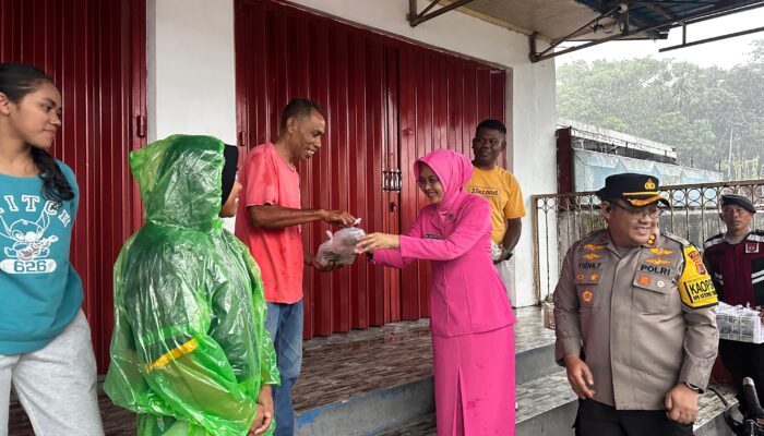 Bersama Ketua Bhayangkari, Kapolres Ende Terjang Hujan Demi Berbagi Takjil kepada Warga