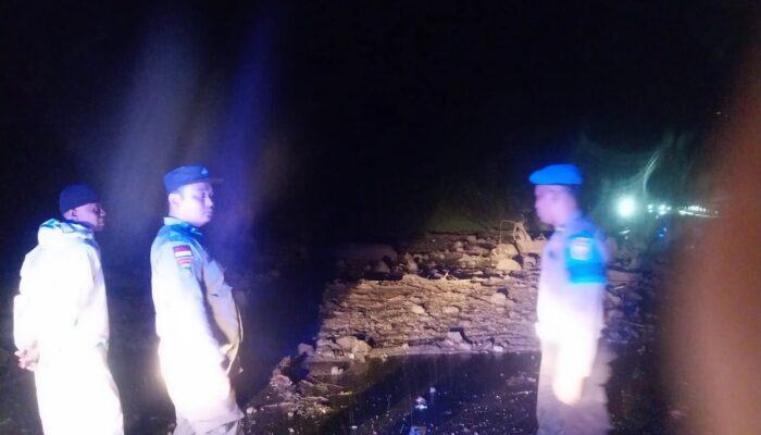 ​Hujan Deras Guyur Wilayah Detusoko, Personel Polres Ende Sigap Cepat Tangani Bencana Longsor di Desa Roa