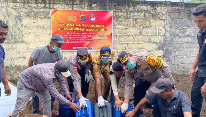 Jelang Hari Raya Idul Fitri, Polres Ende Musnahkan Ribuan Liter Miras Jenis Moke 
