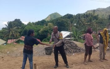 ​Sinergi Tanpa Batas, Aipda Yahya Bahu Membahu Bersama Umat Paroki St. Maria Worhonio Bergotong Royong Rabat Halaman Gereja
