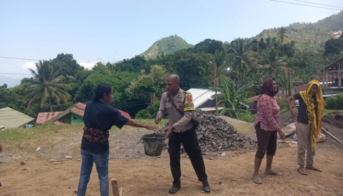 ​Sinergi Tanpa Batas, Aipda Yahya Bahu Membahu Bersama Umat Paroki St. Maria Worhonio Bergotong Royong Rabat Halaman Gereja
