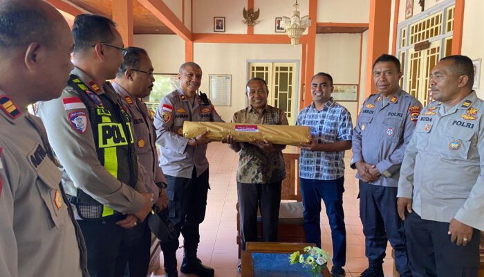 Sinergis Kepolisian dan Tokoh Agama, Polres Ende Distribusikan Lilin Paskah ke Delapan Paroki