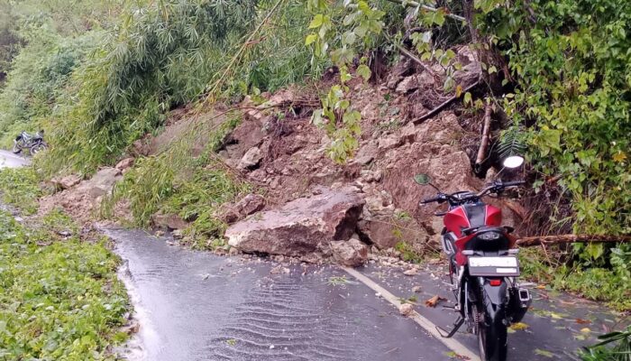 Tingginya Curah Hujan, Jalan Kabupaten, Maurole – Detukeli Putus Total Tertimbun Longsor