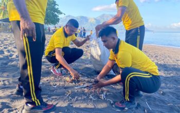 ​Sinergi dan Aksi Nyata : Polres Ende Bersihkan Pantai Kota Raja Jadi Lebih Asri