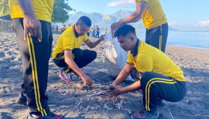 ​Sinergi dan Aksi Nyata : Polres Ende Bersihkan Pantai Kota Raja Jadi Lebih Asri