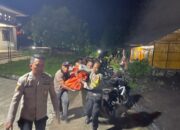 Personel Polres Ende Polda NTT Evakuasi Jasad Balita 1,8 Tahun Korban Kebakaran Rumah di Kelurahan Kota Ratu