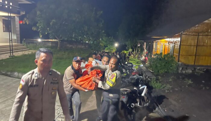 Personel Polres Ende Polda NTT Evakuasi Jasad Balita 1,8 Tahun Korban Kebakaran Rumah di Kelurahan Kota Ratu