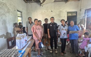 Peduli Stunting, Filmon Loasana Serahkan Bantuan Lengkap untuk Posyandu Mawar Kolhua