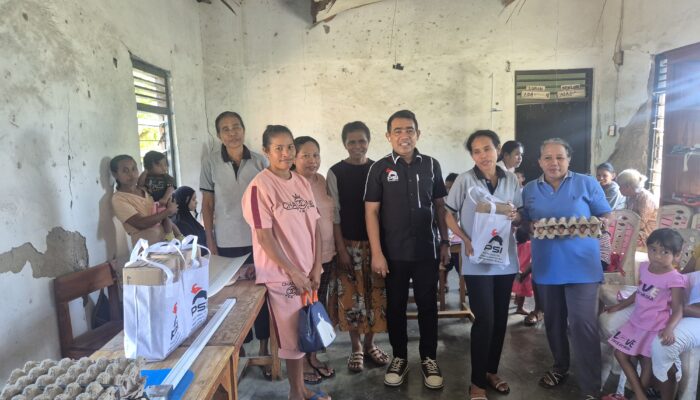 Peduli Stunting, Filmon Loasana Serahkan Bantuan Lengkap untuk Posyandu Mawar Kolhua