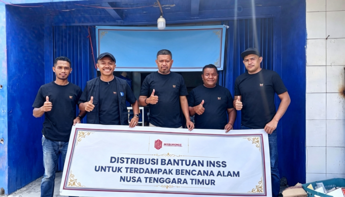 Pasca Gempa Flores, Direktur INSS Salurkan Bantuan Sembako Untuk Korban Gempa Flores