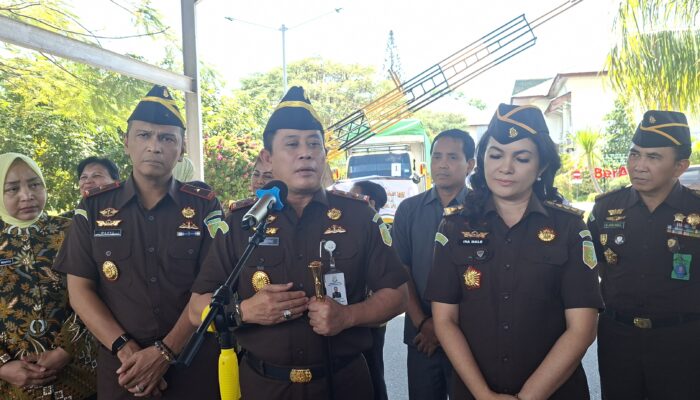 Delapan Truk Angkut Bantuan Kemanusiaan Kejati NTT untuk Korban Gempa Flores