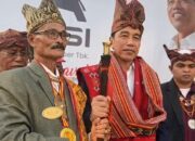 Bentuk pengharagaan dan ikut merasakan pembangunan, 9 Raja di Pulau Timor Terima Jokowi Sebagai Keluarga.