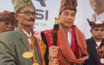 Bentuk pengharagaan dan ikut merasakan pembangunan, 9 Raja di Pulau Timor Terima Jokowi Sebagai Keluarga.