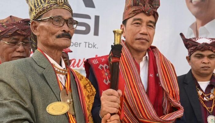 Bentuk pengharagaan dan ikut merasakan pembangunan, 9 Raja di Pulau Timor Terima Jokowi Sebagai Keluarga.