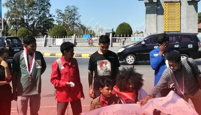 Cipayung Plus Kota Kupang, Menggelar Aksi Mimbar Bebas Tegaskan Penolakan Penyematan Gelar  “RAJA TIMOR” Kepada Presiden RI KE-7 H. Ir. JOKO WIDODO
