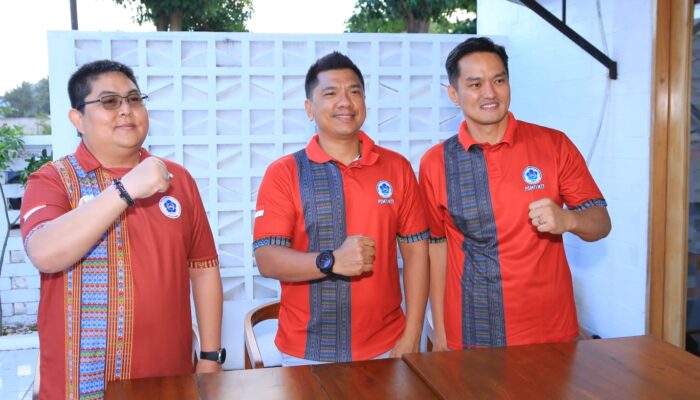 Sambut HUT ke-81 RI, PSMTI Ajak Warga Kupang Jalan Sehat Sambil Bersihkan Pantai Oesapa