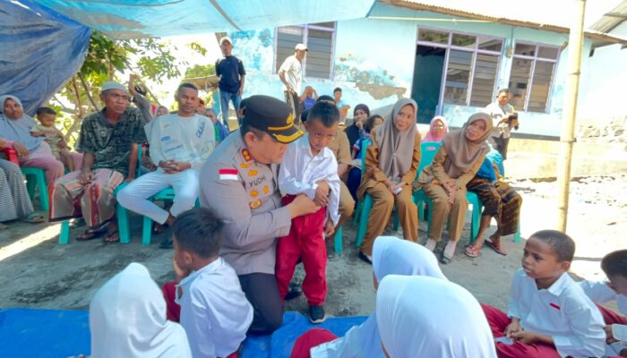 Kapolres Ende Salurkan Bantuan Sosial dari Polres TTU untuk Warga Terdampak Gempa di Tetandara