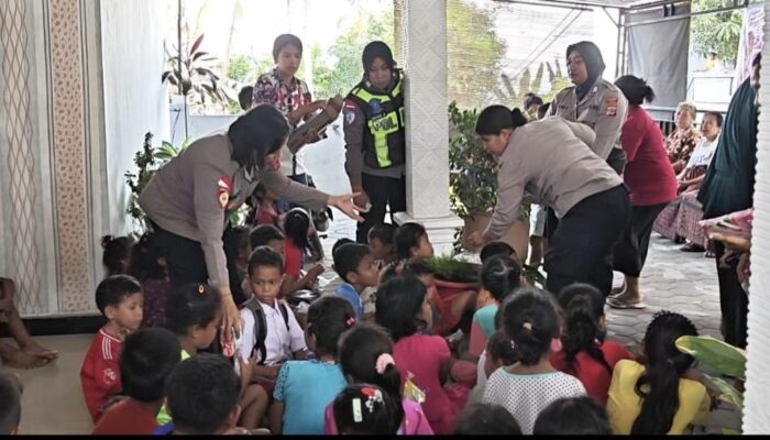 Polwan Polres Ende Salurkan Bantuan Polwan RI dan Gelar Trauma Healing Usai Gempa Flores