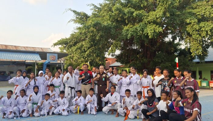 Kunjungan Kedinasan ke NTT, Zet Tadung Allo Sempatkan Tinjau Latihan Karate SMPN 8 Kupang