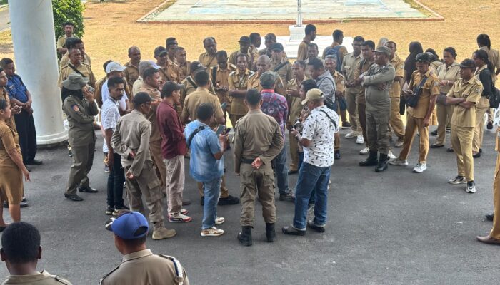 Polres Ende Polda NTT Kawal Aksi Damai Perangkat Desa, Kabag Ops Pastikan Situasi Kondusif