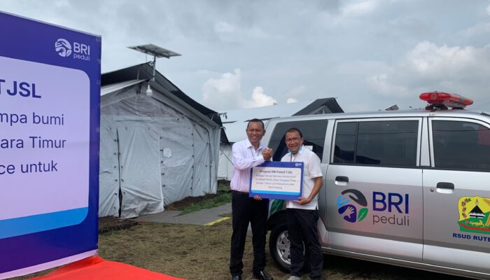 BRI Serahkan Ambulans untuk Dukung Peningkatan Layanan Kesehatan di Ruteng